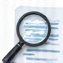 Iconiță cu o lupă peste un document, simbolizând transparență și claritate